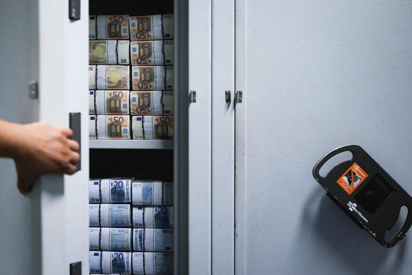 Российские миллионеры предпочли хранить в России меньше трети сбережений