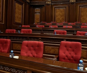 Заседание парламента вновь не состоялось