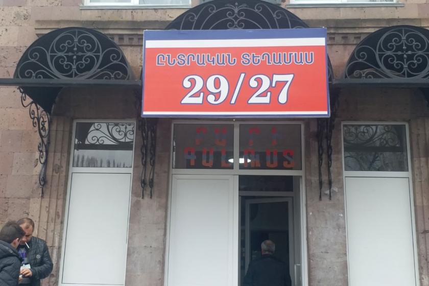 Առինջ գյուղի 29/27 ընտրատեղամասում տարեց մարդը երկու անգամ նույն անձնագիրն է ներկայացրել. ոստիկանությունն ընտրատեղամասում է