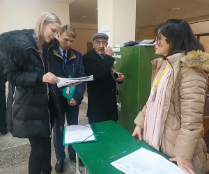 20/05 ընտրատեղամասում ընտրողների հերթ է. դռները ժամանակավոր փակ են