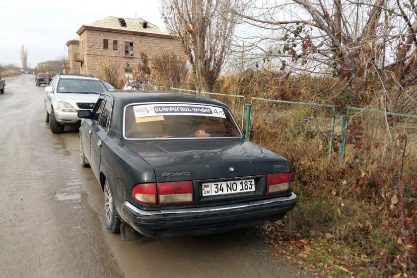 Քարոզչություն` ընտրատեղամասի դիմաց 