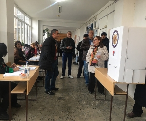 12/2 ընտրատեղամասում կուտակումներ են. պատճառը քվեախցիկների սակավությունն է