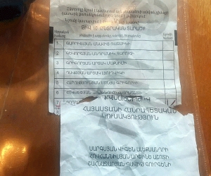 В Чаренцаване женщина проголосовала за кандидата от РПА по “шпаргалке” (видео)