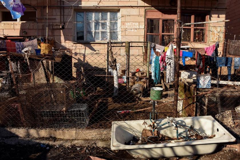 32% of Armenia's Poor Looks to Government Alone for Help