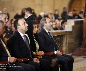 Pashinyan and Wife Attend Christmas Mass in Yerevan