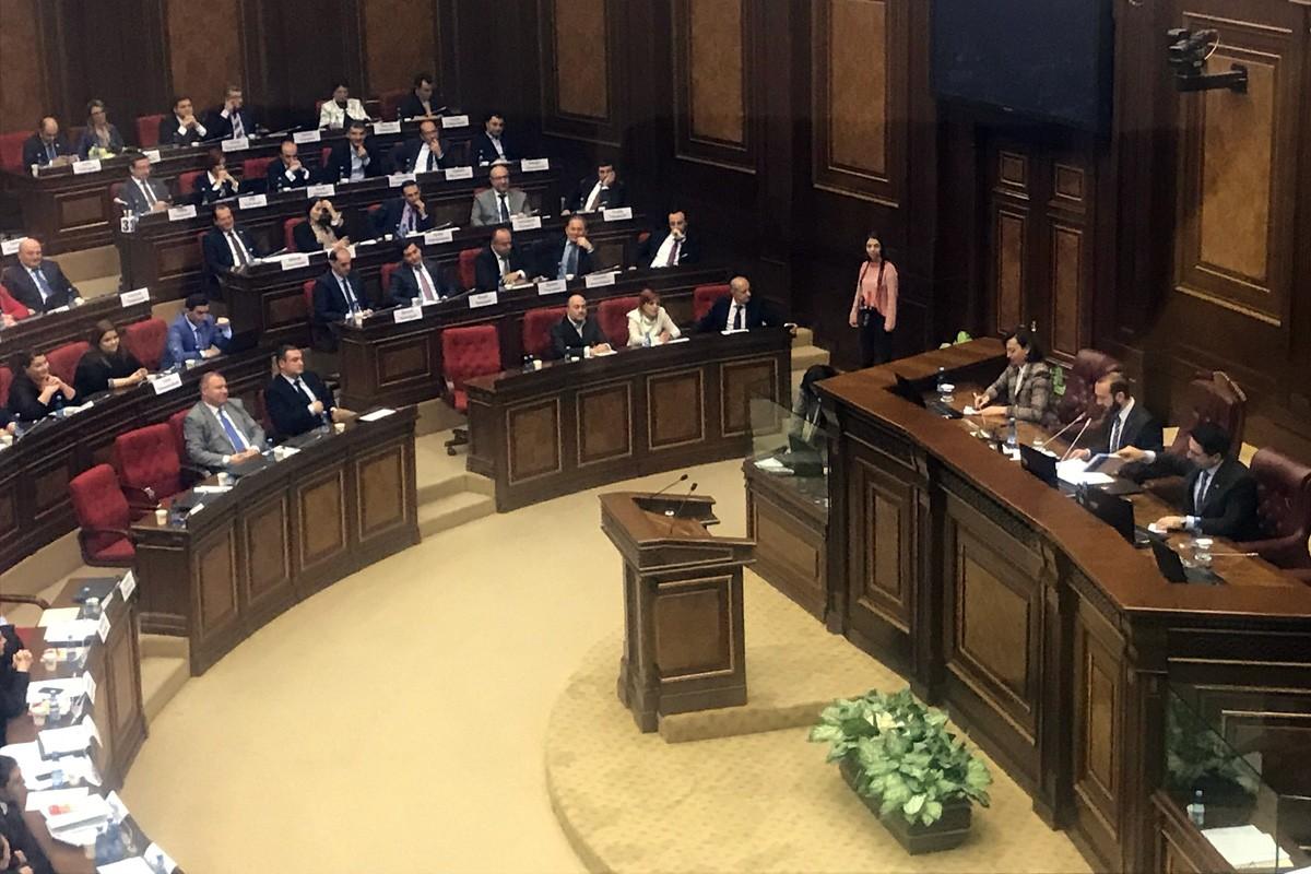 Ален Симонян, Лена Назарян и Ваге Энфиаджян избраны вице-спикерами парламента