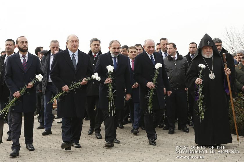 Army Day in Armenia:  Prime Minister Pashinyan Visits Yerablour Military Pantheon