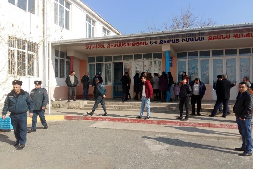 Դպրոցի տնօրենի ընտրություն` ոստիկանների հսկողությամբ