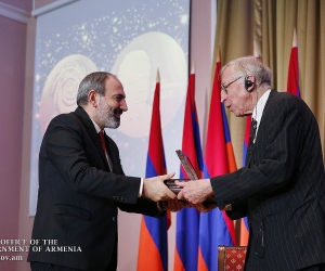 Նիկոլ Փաշինյանը պարգևատրել է Վ. Համբարձումյանի անվան միջազգային մրցանակի արժանացած գիտնականներին