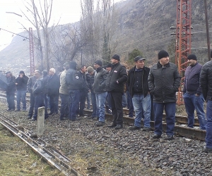 Alaverdi Copper Smelter Workers Block Railway: Demand Negotiations to Reopen Plant