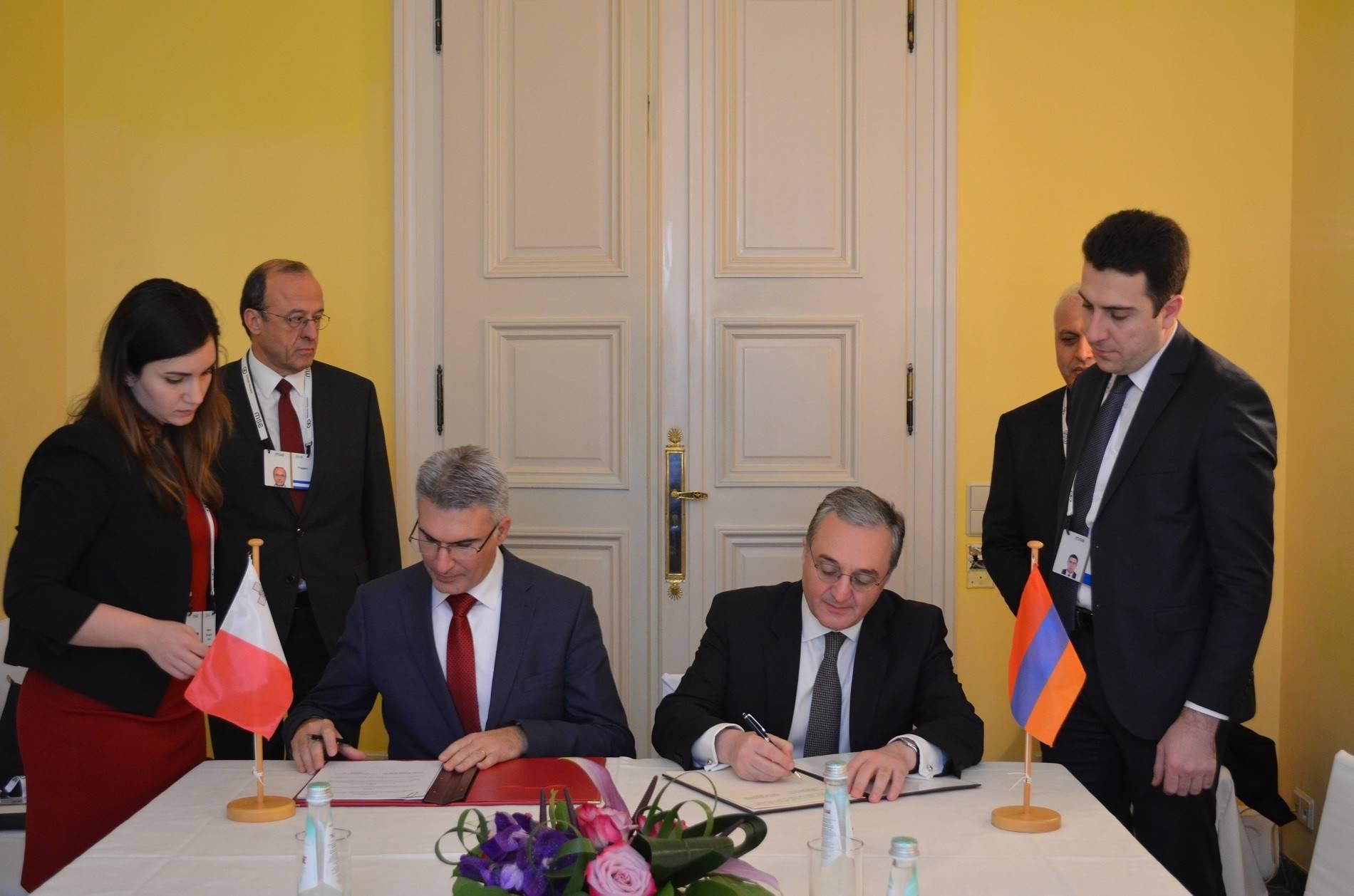 Զոհրաբ Մնացականյանը հանդիպել է Մալթայի արտաքին գործերի նախարար Կարմելո Աբելային