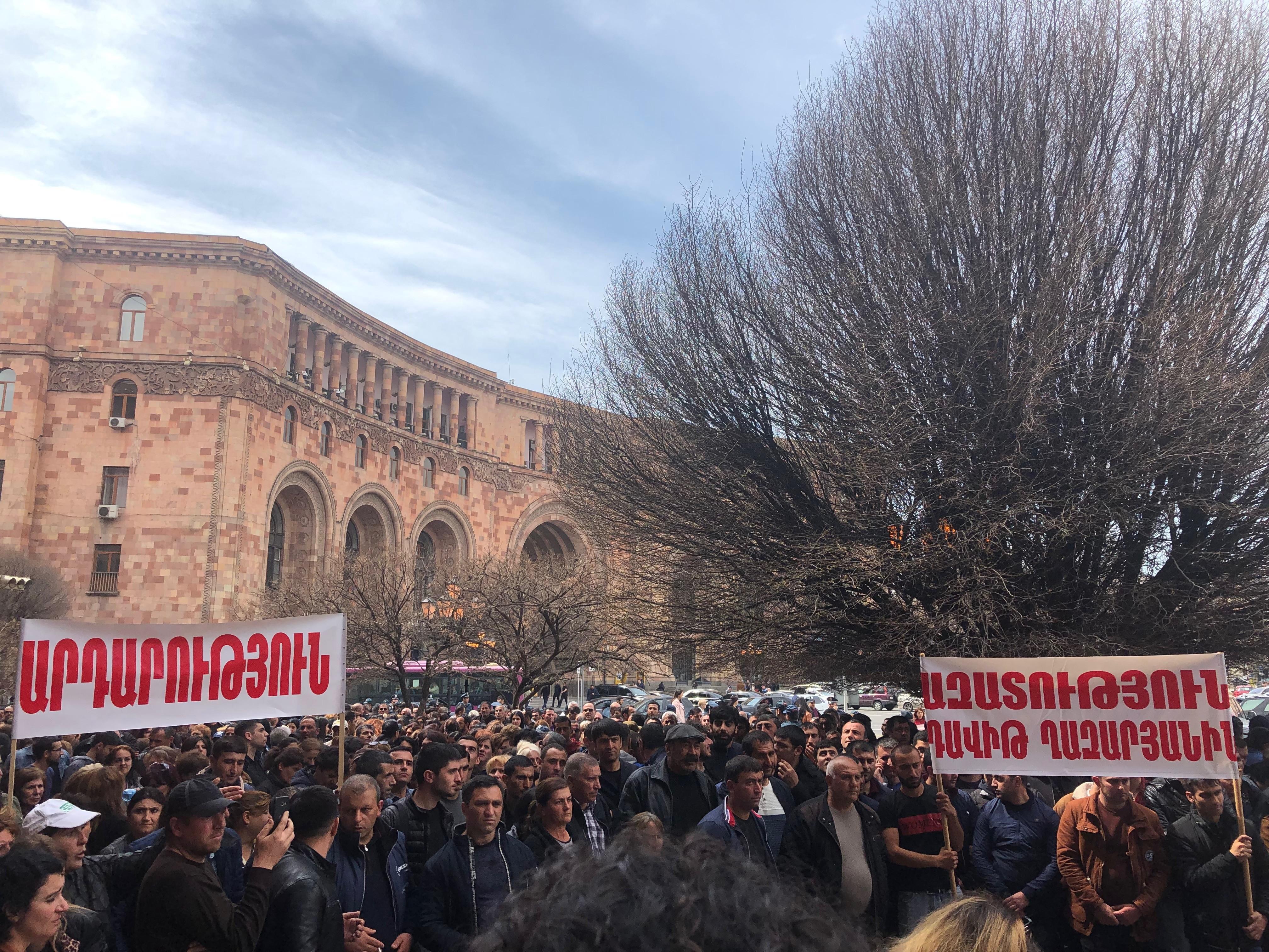 Акция протеста перед зданием правительства