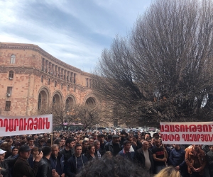 Акция протеста перед зданием правительства