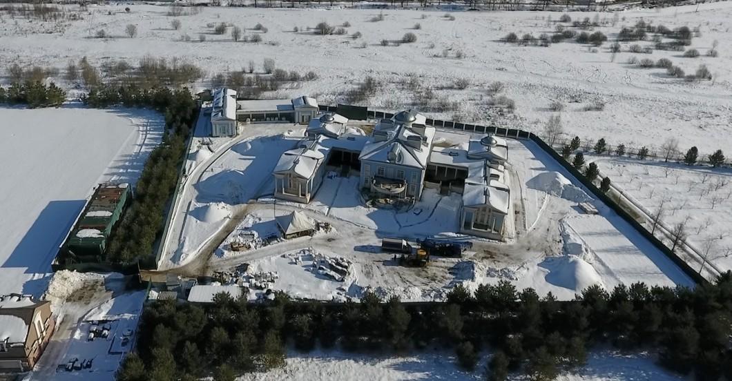 Мир в Раздорах: Будет ли в декларации начальника охраны Дмитрия Медведева дворец с колоннадой в элитной подмосковной деревне?