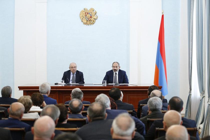 Премьер-министр Пашинян провел встречу с членами Общественного совета