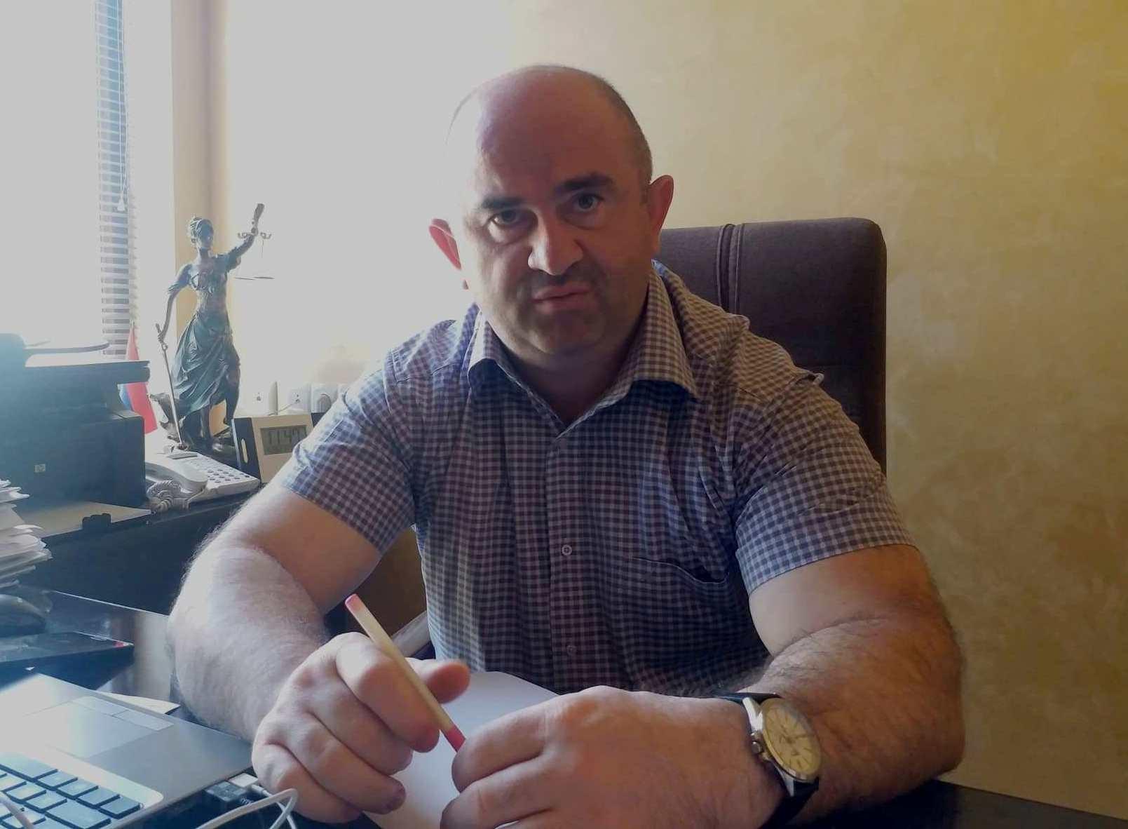 Ամբաստանյալը պնդում է, որ մահվան ելքով վթարի ժամանակ մեքենայի ղեկին ոչ թե ինքը, այլ ընկերն է եղել