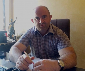 Ամբաստանյալը պնդում է, որ մահվան ելքով վթարի ժամանակ մեքենայի ղեկին ոչ թե ինքը, այլ ընկերն է եղել