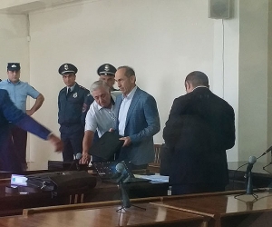 Напряженная ситуация в суде, где с участием Роберта Кочаряна рассматривается вопрос об избрании в отношении него меры пресечения