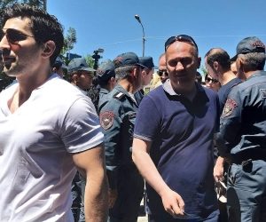 «Ցմահ Քոչարյանին», «Ազատություն Քոչարյանին». բողոքի ակցիա դատարանի դիմաց