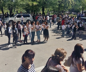 Учителя и ученики 5-ой школы Армавира требуют встречи с губернатором области