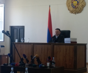 Судья по делу Роберта Кочаряна удалился в совещательную комнату для принятия решения о мере пресечения