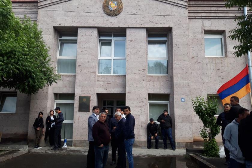 Քաղաքացիները փակել են Կոտայքի մարզի ընդհանուր իրավասության դատարանի Եղվարդի նստավայրի մուտքը