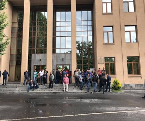 Citizens Demand Independent Judiciary by Blocking Court Entrances