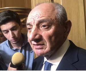 В парламенте РА проходит закрытая встреча фракции “Мой шаг” с Бако Саакяном