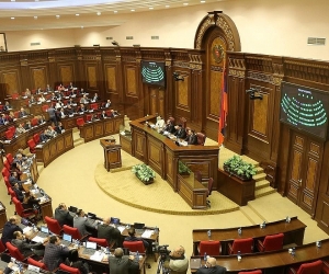 Կլասիցիզմի դասեր ու «թունավոր ելույթներ» խորհրդարանում՝ ԵՊՀ հոգաբարձուների խորհրդի թեմայով