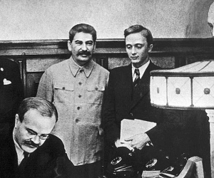 Комментарий: Пакт Молотова - Риббентропа - факт, признанный Москвой