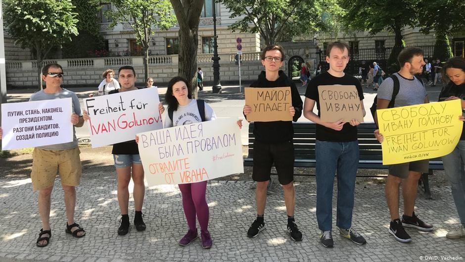 У посольства РФ в Берлине прошла акция в поддержку Ивана Голунова