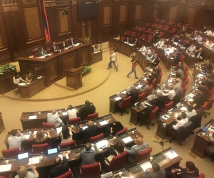 В парламенте обсчуждается вопрос избрания Ваге Григоряна членом КС