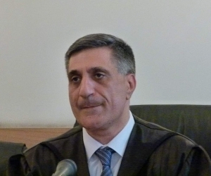 Ռոբերտ Քոչարյանի գործով դատավորն անսպասելիորեն և առանց նրա պաշտպաններին լսելու հեռացավ խորհրդակցական սենյակ