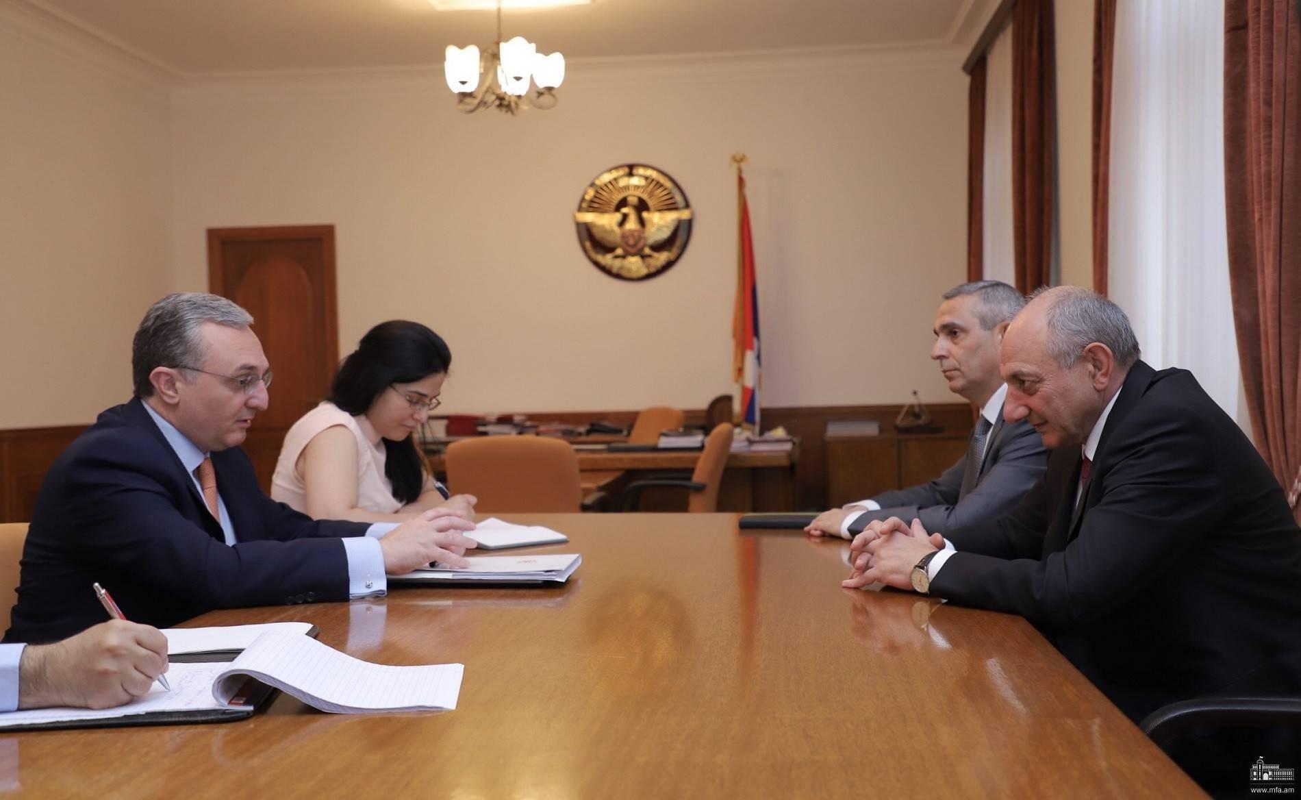 Զոհրաբ Մնացականյանը և Բակո Սահակյանը քննարկել են արտաքին քաղաքականության ոլորտում Հայաստանի և Արցախի համագործակցությանն առնչվող հարցեր