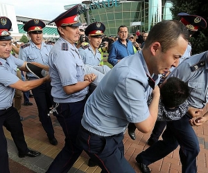 В Алма-Ате и Нур-Султане задержаны сотни участников акций протеста
