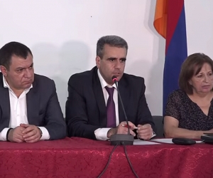 Во время приведения к присяге Нахшун Таварацян некоторые судьи вышли из зала. Рубен Вардазарян заявил, что готов к веттингу