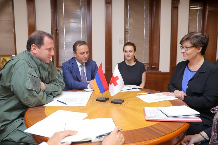 Պաշտպանության նախարարն ընդունել է Կարմիր խաչի միջազգային կոմիտեի ներկայացուցիչներին