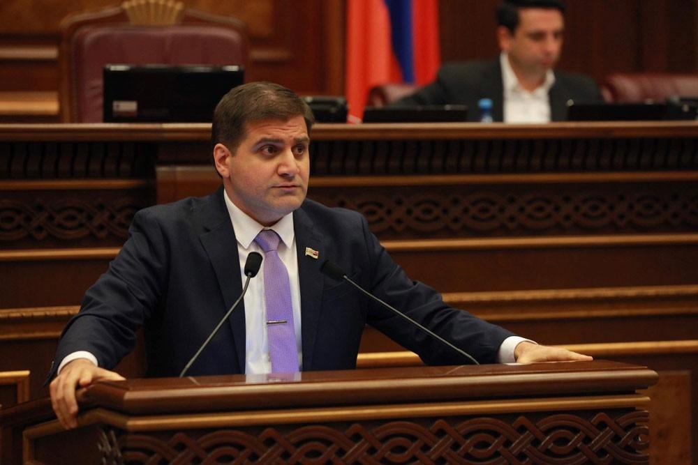Արման Բաբաջանյանը դուրս է եկել «Լուսավոր Հայաստան» խմբակցությունից