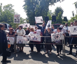 Акция протеста перед началом судебного заседания по делу о событиях 1 марта