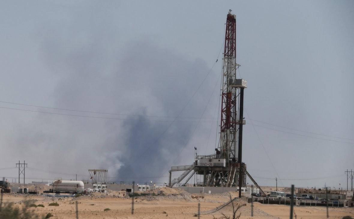 Добыча нефти в Саудовской Аравии упала вдвое после атаки дронов