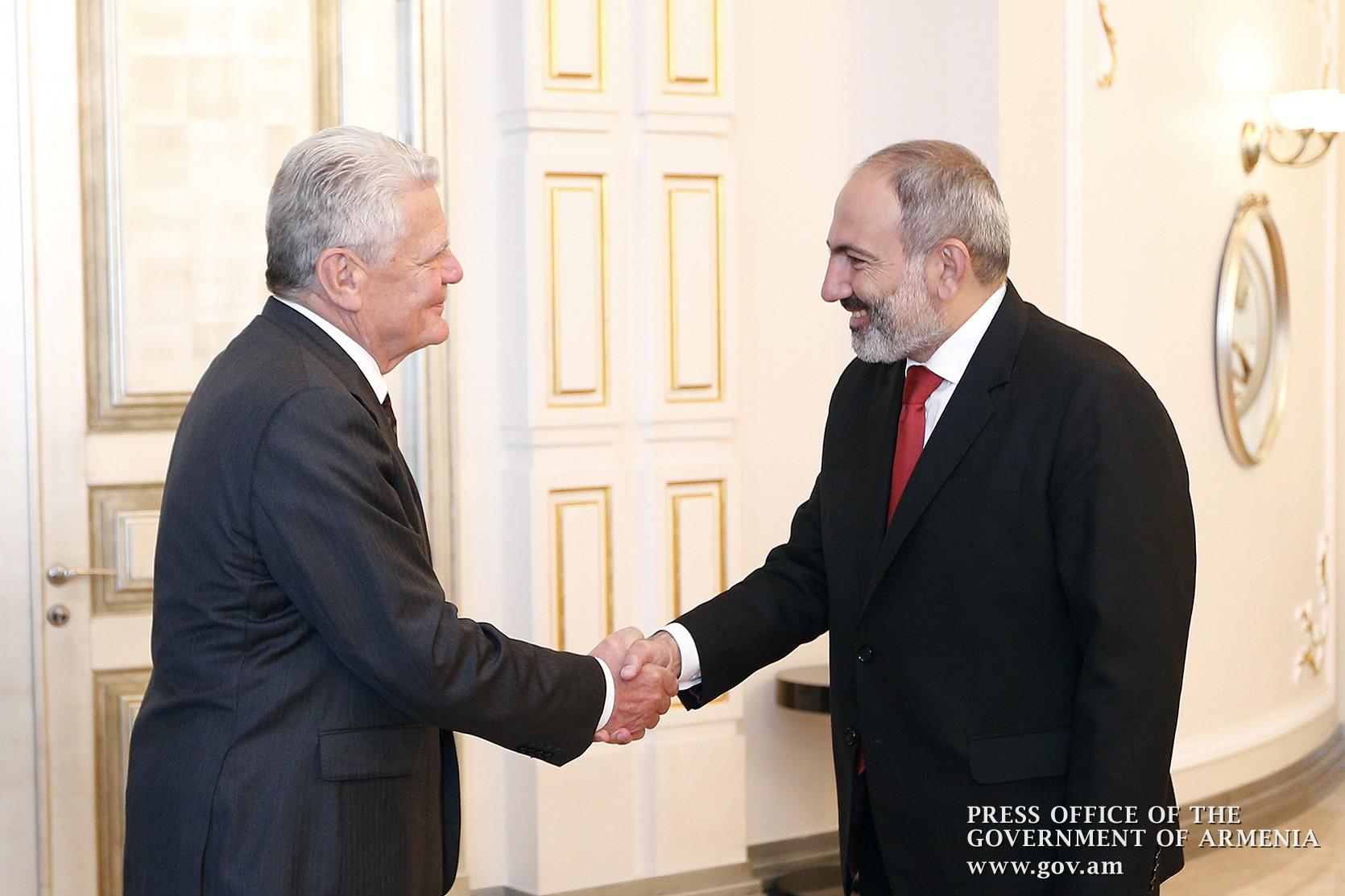 Pashinyan Welcomes Former German President Gauck to Armenia
