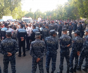 Перед зданием суда проходит акция протеста: граждане ждут оглашения решения по очередному ходатайству об освобождении Роберта Кочаряна