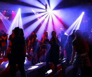 Swedish Mom Says Yerevan Nightclub Staff Swindled Her Sons, Threatening Them at Knifepoint