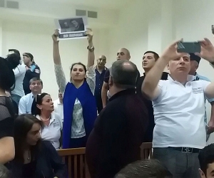 На заседании по делу Р.Кочаряна и других была проведена акция в защиту лиц, задержанных по делу судьи Анны Данибекян