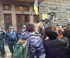 Одна из дочерей Грайра Товмасяна находится в СНБ. Его отец уже дал объяснения