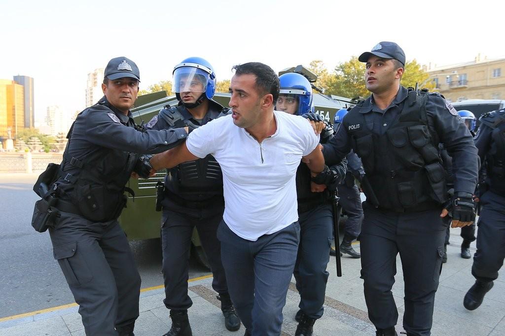 ЕС призвал расследовать применение силы и задержания на митинге в Баку