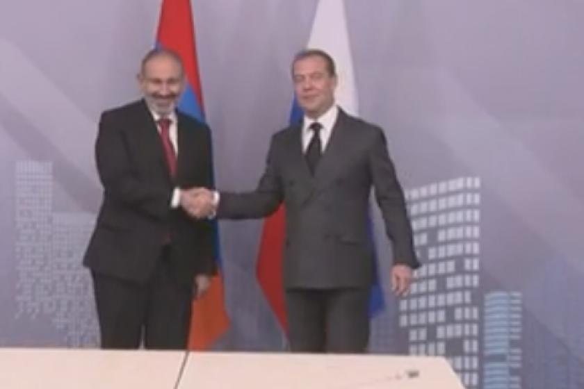 Pashinyan Meets with Russian PM Medvedev in Moscow