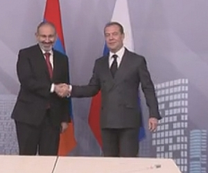 Pashinyan Meets with Russian PM Medvedev in Moscow