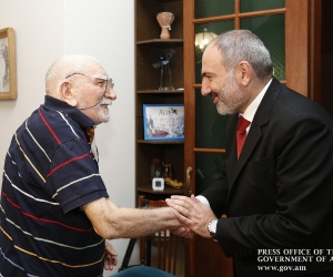 Pashinyan Pays Visit to Moscow Home of Actor Armen Jigarkhanyan