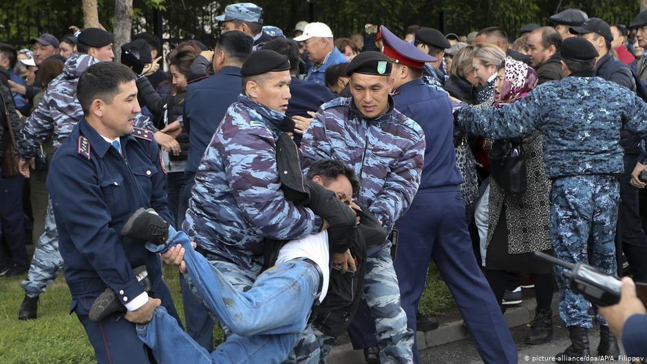 Полиция в Казахстане задержала десятки участников митингов